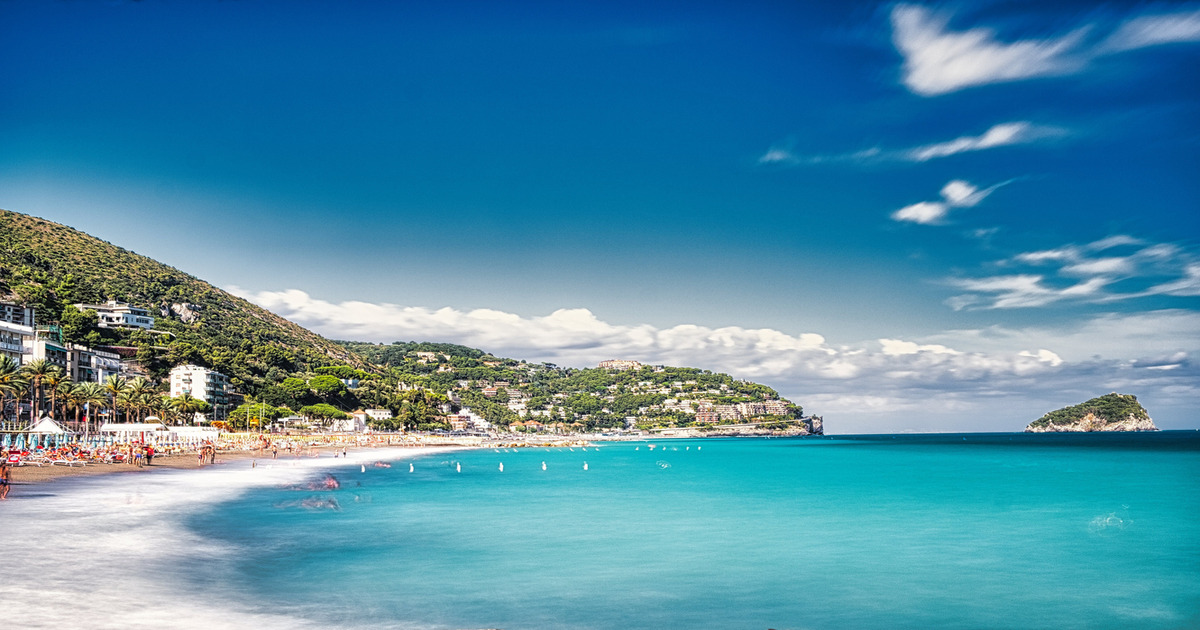 Affacciato sull'acqua cristallina della Liguria c'è l'antico borgo delle meridiane: il suo fascino è unico al mondo 