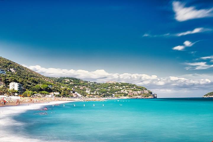 Affacciato sull'acqua cristallina della Liguria c'è l'antico borgo delle meridiane: il suo fascino è unico al mondo