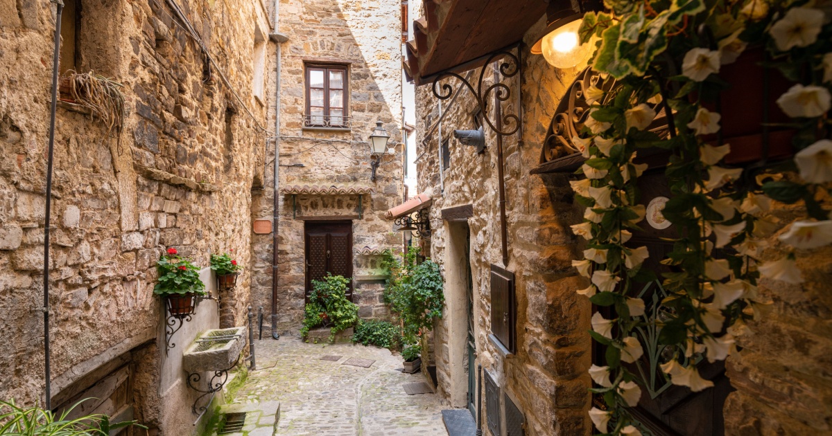 Con poco più di 600 abitanti, in Liguria c'è il magico borgo baciato dal sole: gode di una vista davvero unica | PaesiOnLine