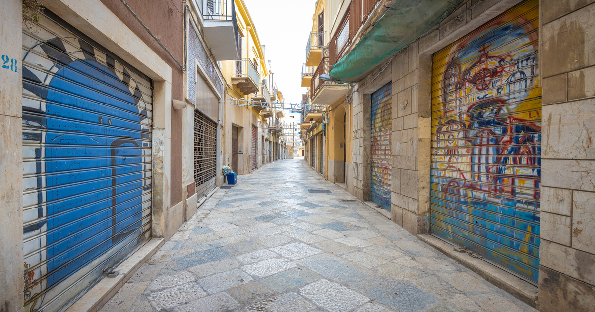 Un viaggio tra il rosso dei gamberi ed il blu da mille e una notte: in Sicilia c'è un borgo più arabeggiante che mai
