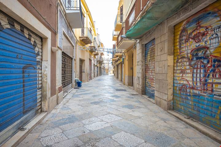 Un viaggio tra il rosso dei gamberi ed il blu da mille e una notte: in Sicilia c'è un borgo più arabeggiante che mai