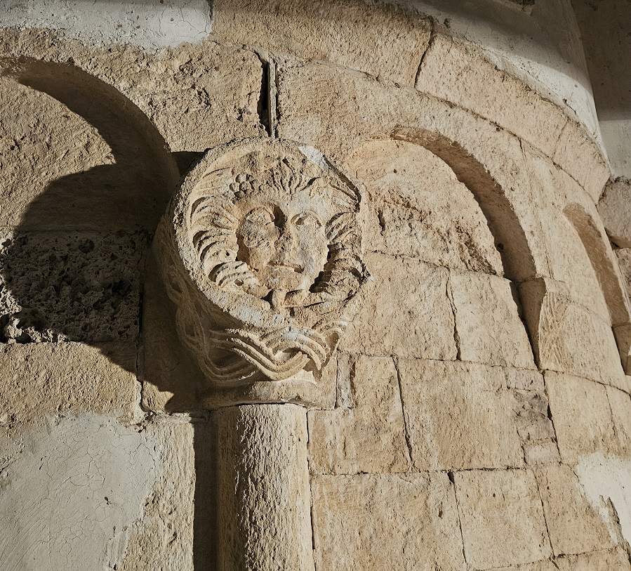 Tra le colline marchigiane, si nasconde una chiesa templare con enigmatici simboli pagani e una potente carica d'energia: l'eclatante scoperta della pala d'altare contribuisce ad avvolgerla nel mistero