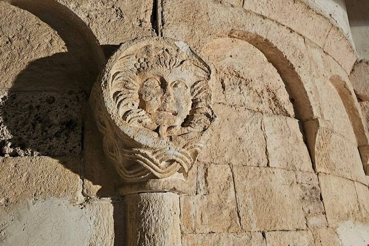 Tra le colline marchigiane, si nasconde una chiesa templare con enigmatici simboli pagani e una potente carica d'energia: l'eclatante scoperta della pala d'altare contribuisce ad avvolgerla nel mistero
