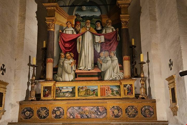 Tra le colline marchigiane, si nasconde una chiesa templare con enigmatici simboli pagani e una potente carica d'energia: l'eclatante scoperta della pala d'altare contribuisce ad avvolgerla nel mistero