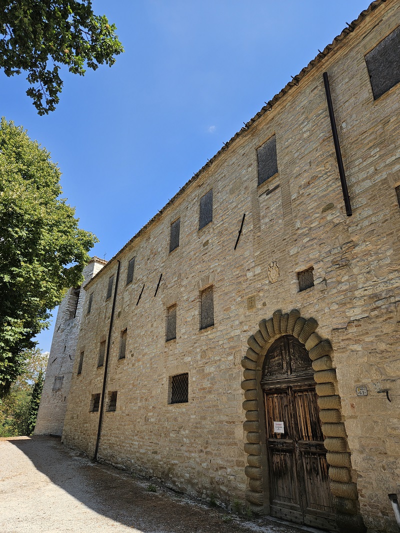 Tra le colline marchigiane, si nasconde una chiesa templare con enigmatici simboli pagani e una potente carica d'energia: l'eclatante scoperta della pala d'altare contribuisce ad avvolgerla nel mistero