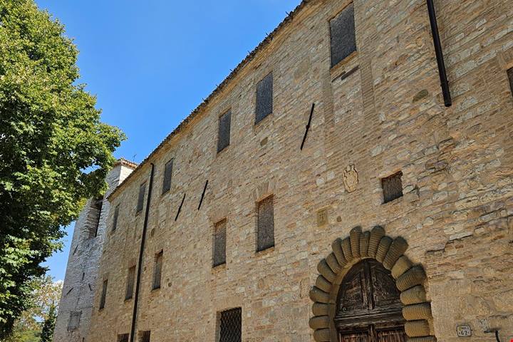 Tra le colline marchigiane, si nasconde una chiesa templare con enigmatici simboli pagani e una potente carica d'energia: l'eclatante scoperta della pala d'altare contribuisce ad avvolgerla nel mistero