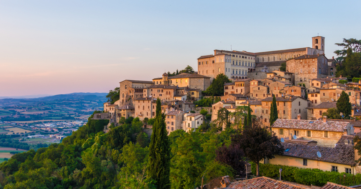 Nel bel mezzo dell'Umbria c'è una meraviglia medievale tutta di pietra: ecco il borgo dalle mille storie | PaesiOnLine