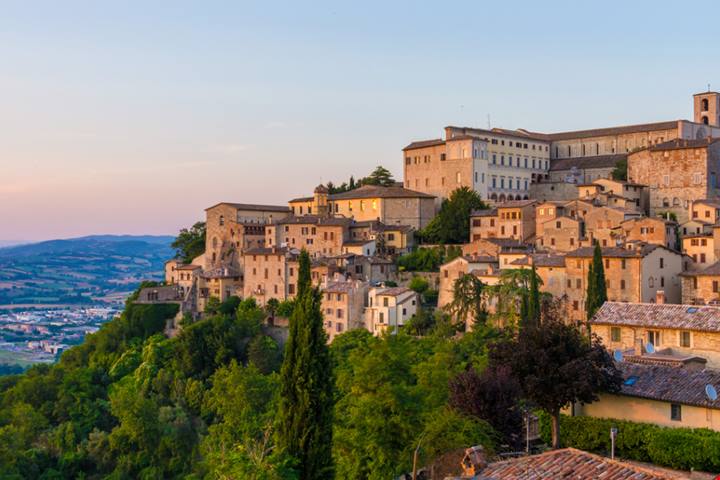 Nel bel mezzo dell'Umbria c'è una meraviglia medievale tutta di pietra: ecco il borgo dalle mille storie | PaesiOnLine
