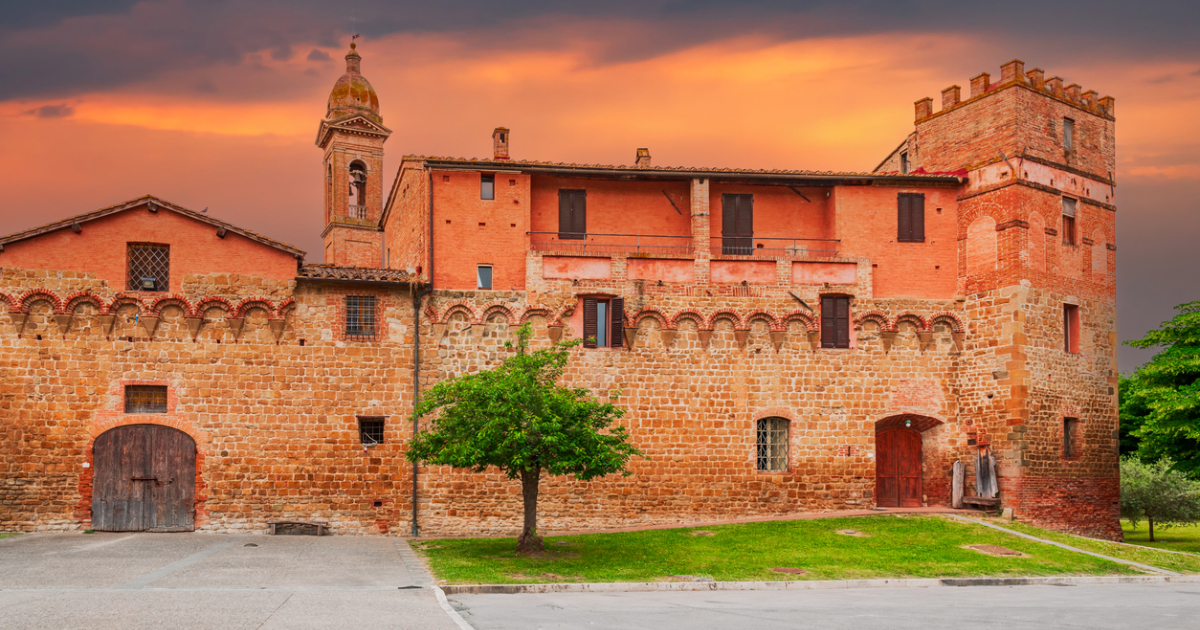 Nelle pieghe della Val di Chiana c'è un antico borgo ancora oggi protetto da alte mura del 1300 | PaesiOnLine