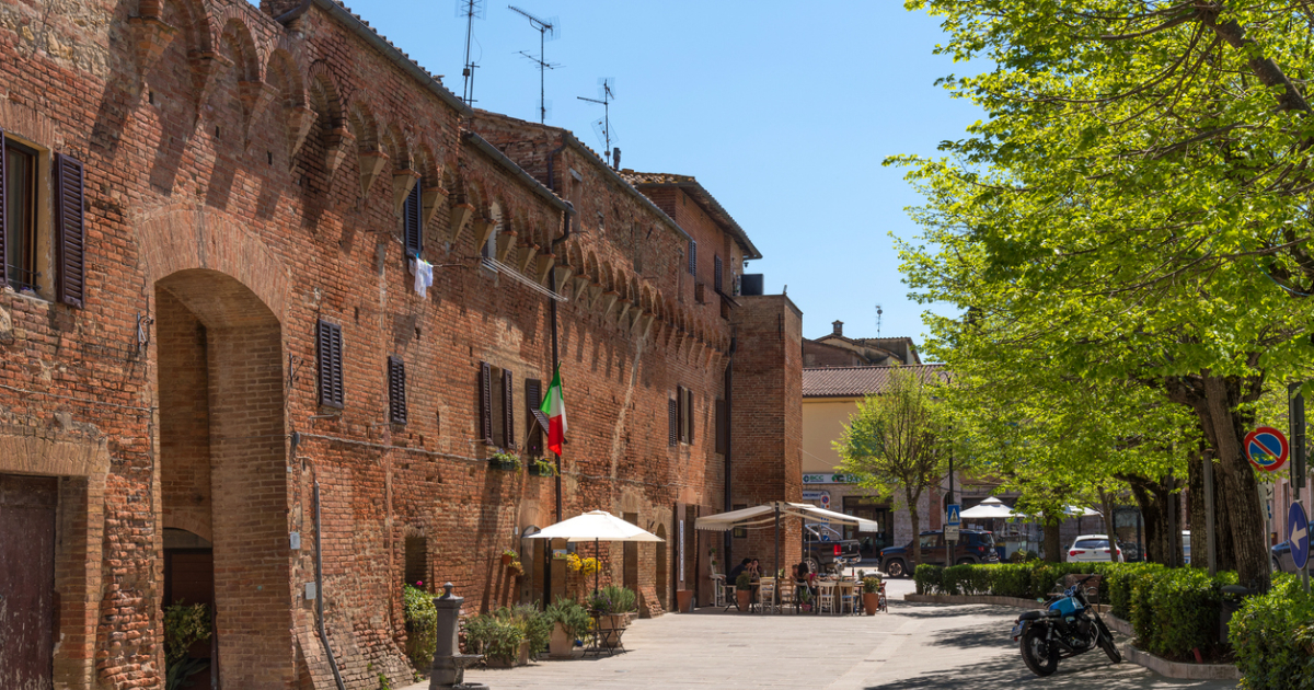 Nelle pieghe della Val di Chiana c'è un antico borgo ancora oggi protetto da alte mura del 1300 | PaesiOnLine