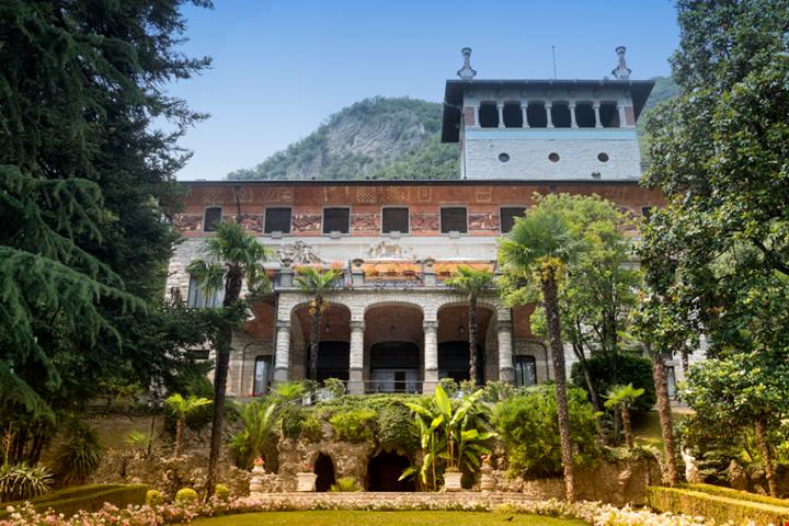 Sulle placide sponde del Lago d'Iseo si affaccia uno dei borghi sull'acqua più affascinanti di tutta la Lombardia | PaesiOnLine