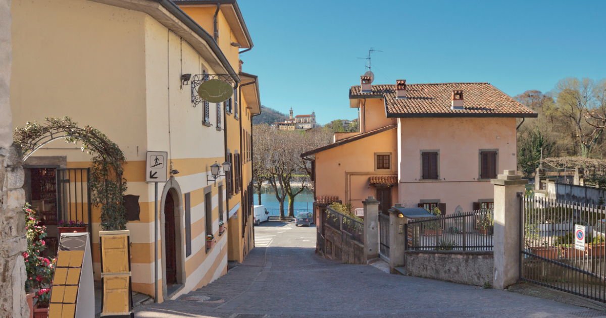 Sulle placide sponde del Lago d'Iseo si affaccia uno dei borghi sull'acqua più affascinanti di tutta la Lombardia | PaesiOnLine