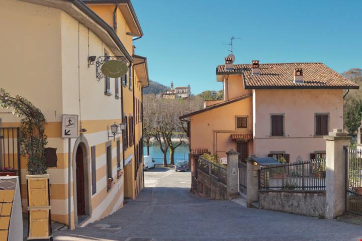 Sulle placide sponde del Lago d'Iseo si affaccia uno dei borghi sull'acqua più affascinanti di tutta la Lombardia | PaesiOnLine
