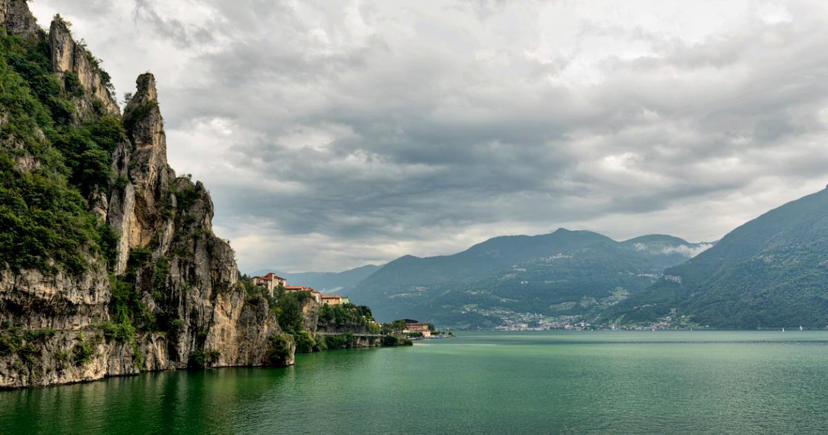 Sulle placide sponde del Lago d'Iseo si affaccia uno dei borghi sull'acqua più affascinanti di tutta la Lombardia | PaesiOnLine