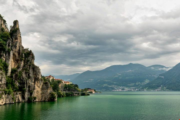 Sulle placide sponde del Lago d'Iseo si affaccia uno dei borghi sull'acqua più affascinanti di tutta la Lombardia | PaesiOnLine