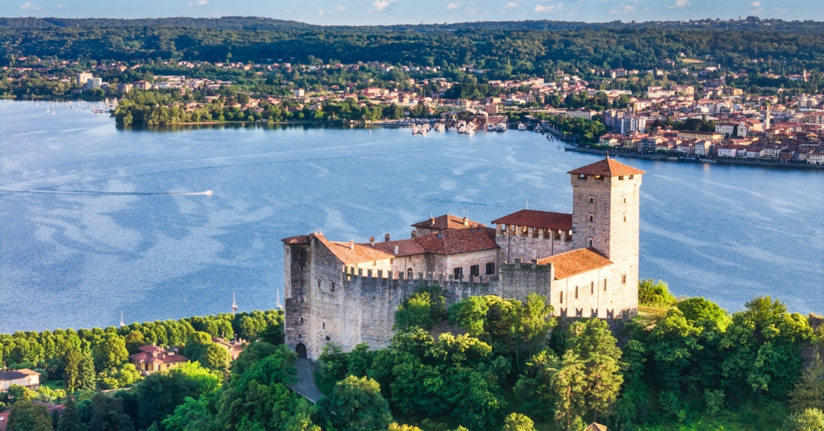 Dominato da un castello ma affacciato sul Lago Maggiore: questo borgo è uno dei più affascinanti di tutta la Lombardia | PaesiOnLine