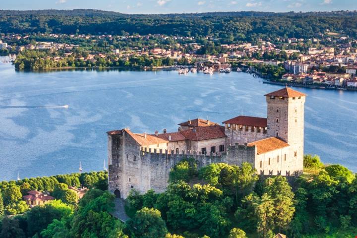Dominato da un castello ma affacciato sul Lago Maggiore: questo borgo è uno dei più affascinanti di tutta la Lombardia | PaesiOnLine