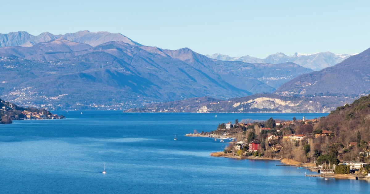 Dominato da un castello ma affacciato sul Lago Maggiore: questo borgo è uno dei più affascinanti di tutta la Lombardia | PaesiOnLine