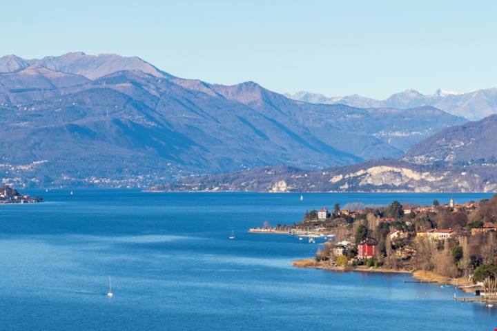 Dominato da un castello ma affacciato sul Lago Maggiore: questo borgo è uno dei più affascinanti di tutta la Lombardia | PaesiOnLine