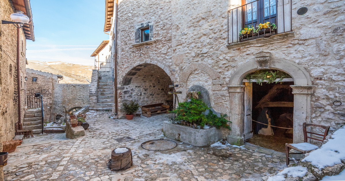 Per un fine estate al fresco, devi assolutamente visitare questo gioiello medievale incastonato nel Parco Nazionale del Gran Sasso, in Abruzzo 