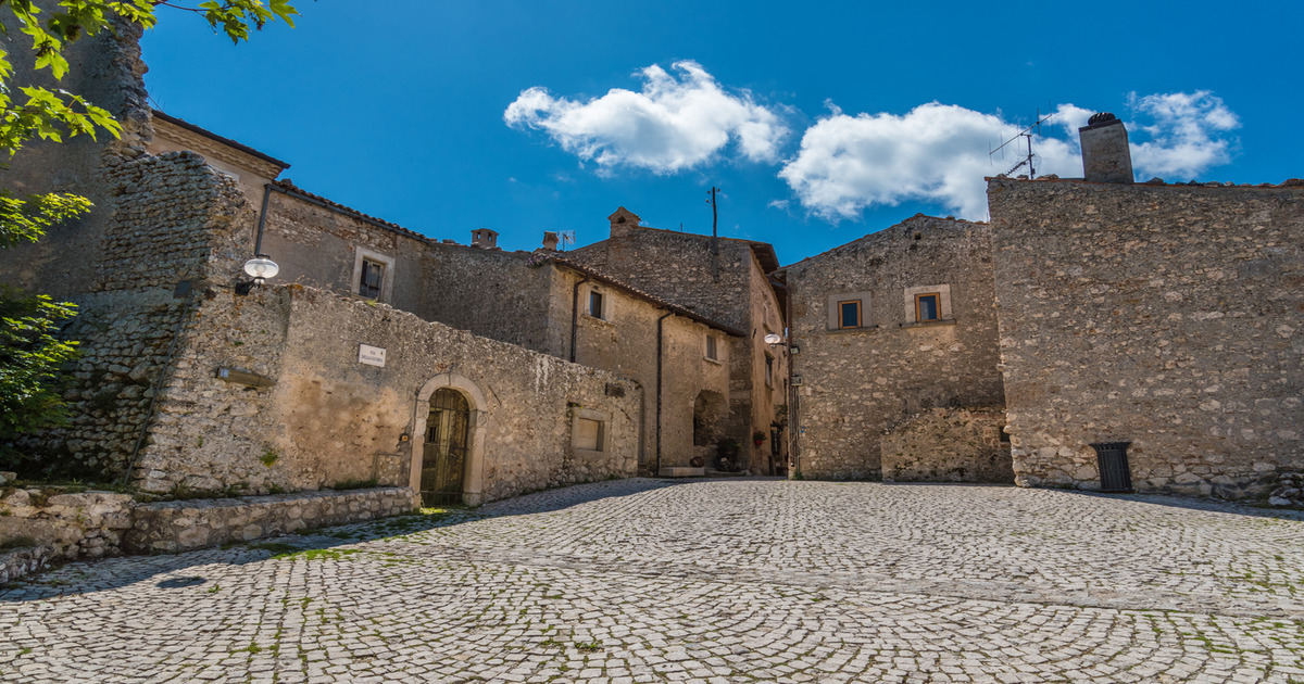 Per un fine estate al fresco, devi assolutamente visitare questo gioiello medievale incastonato nel Parco Nazionale del Gran Sasso, in Abruzzo 