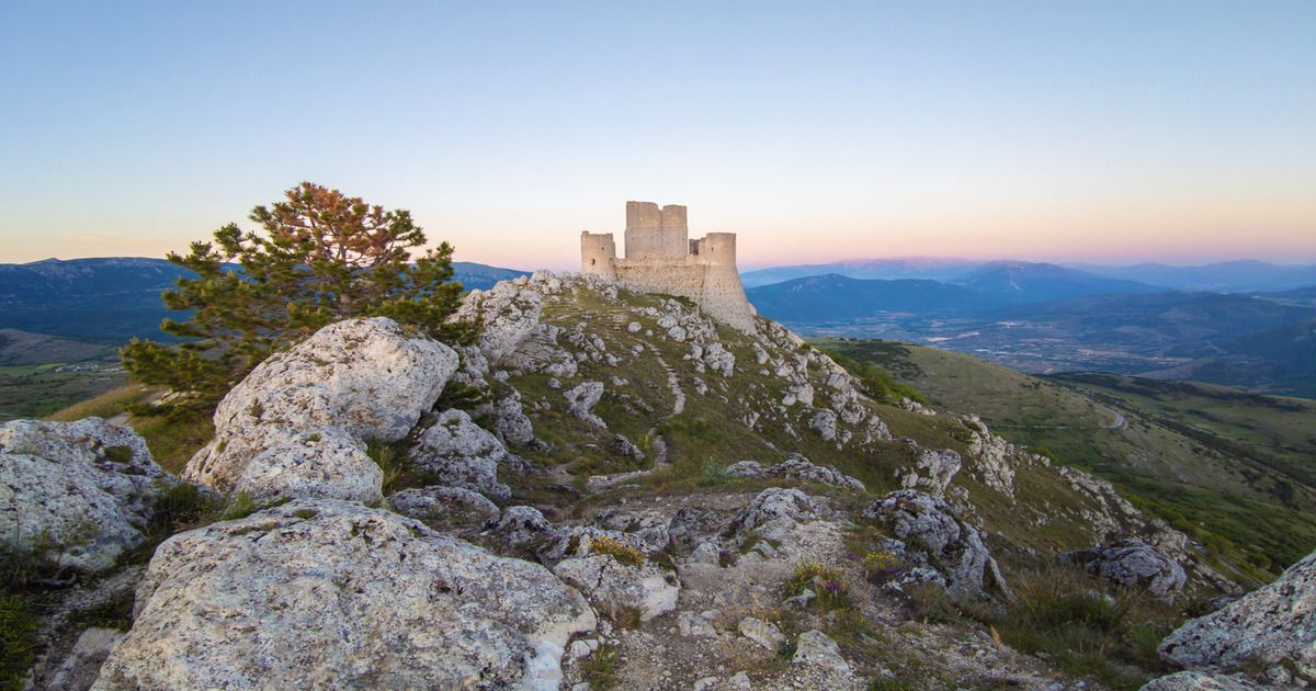 Per un fine estate al fresco, devi assolutamente visitare questo gioiello medievale incastonato nel Parco Nazionale del Gran Sasso, in Abruzzo 