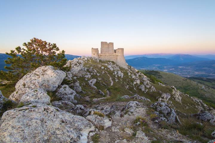 Per un fine estate al fresco, devi assolutamente visitare questo gioiello medievale incastonato nel Parco Nazionale del Gran Sasso, in Abruzzo