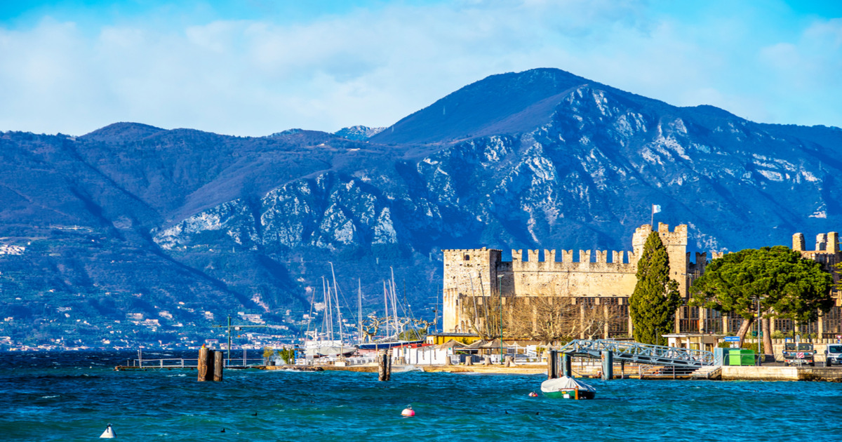 Circondato da mura difensive, questo antico borgo sul Lago di Garda risale all'età del Bronzo ed è la meta perfetta per un weekend d'estate 