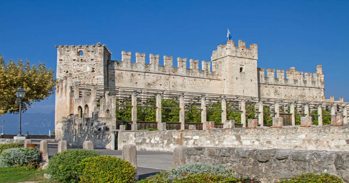 Circondato da mura difensive, questo antico borgo sul Lago di Garda risale all'età del Bronzo ed è la meta perfetta per un weekend d'estate 