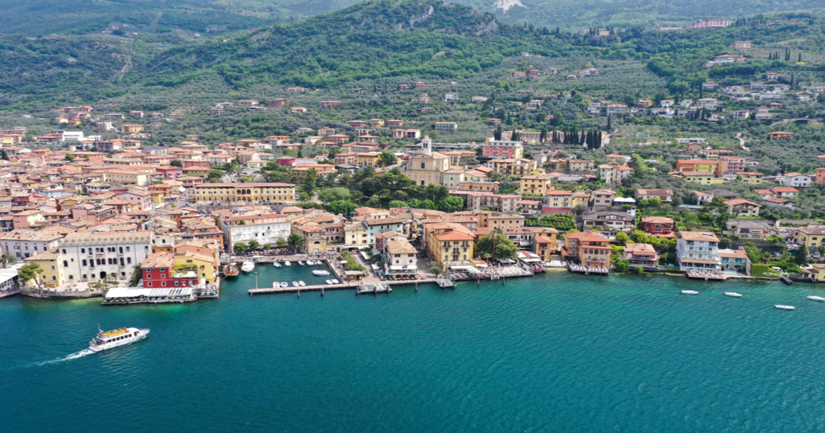 Circondato da mura difensive, questo antico borgo sul Lago di Garda risale all'età del Bronzo ed è la meta perfetta per un weekend d'estate 