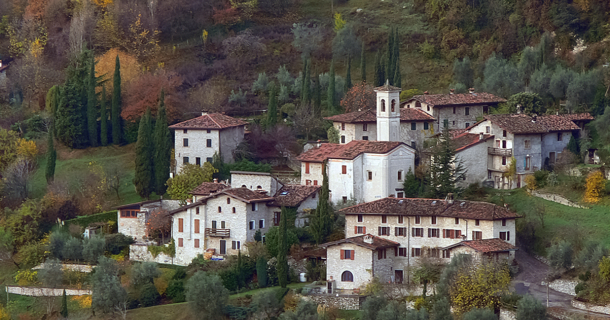 Il borgo gioiello sul Lago di Garda: si trova a due passi da Brescia ed è la meta preferita di tanti turisti | PaesiOnLine