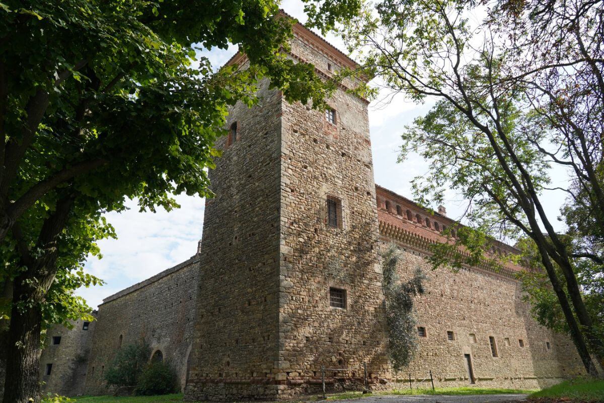 1701451383_castello-di-momeliano_2654761
