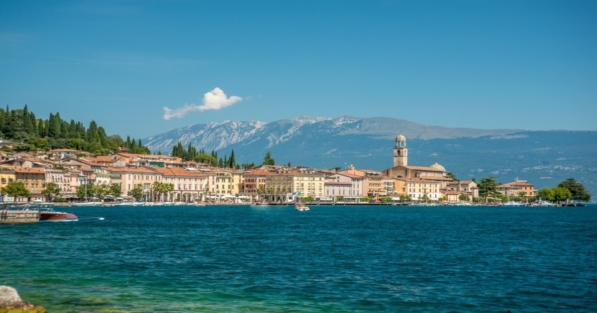 Quando la storia si fonde col paesaggio: sul Lago di Garda si affaccia uno dei borghi più curiosi di tutta la Lombardia 
