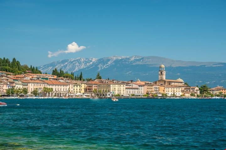 Quando la storia si fonde col paesaggio: sul Lago di Garda si affaccia uno dei borghi più curiosi di tutta la Lombardia