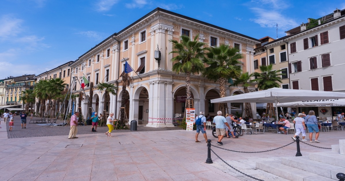 Quando la storia si fonde col paesaggio: sul Lago di Garda si affaccia uno dei borghi più curiosi di tutta la Lombardia 