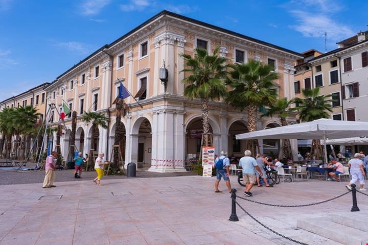 Quando la storia si fonde col paesaggio: sul Lago di Garda si affaccia uno dei borghi più curiosi di tutta la Lombardia