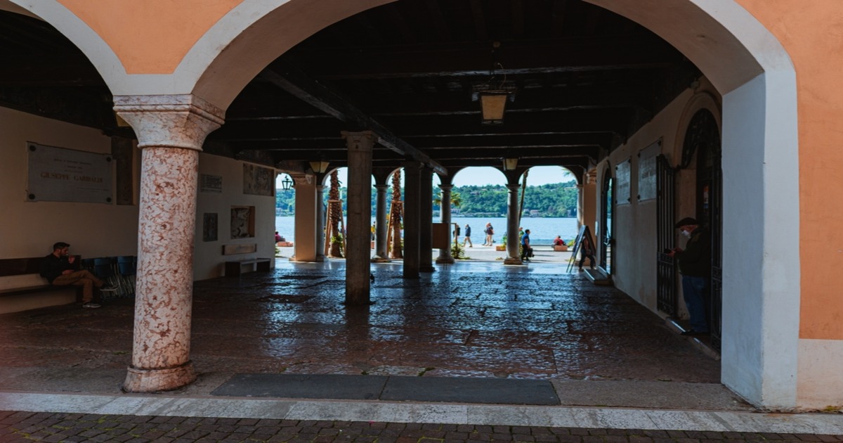 Quando la storia si fonde col paesaggio: sul Lago di Garda si affaccia uno dei borghi più curiosi di tutta la Lombardia 