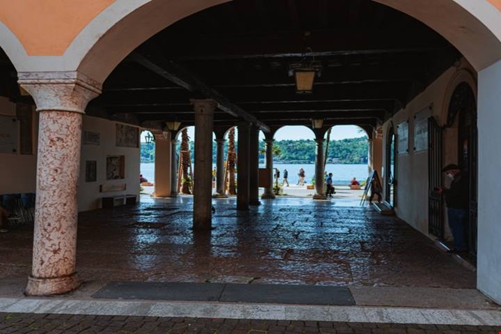 Quando la storia si fonde col paesaggio: sul Lago di Garda si affaccia uno dei borghi più curiosi di tutta la Lombardia