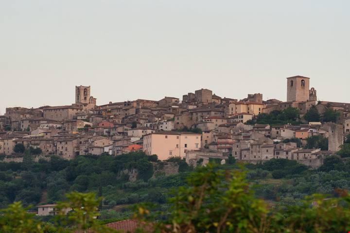 In Umbria c'è un'antica città medievale dove ancora oggi si vivono tradizioni secolari in linea con menestrelli e cavalieri