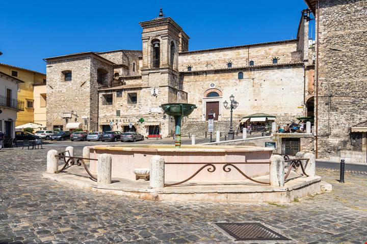 In Umbria c'è un'antica città medievale dove ancora oggi si vivono tradizioni secolari in linea con menestrelli e cavalieri