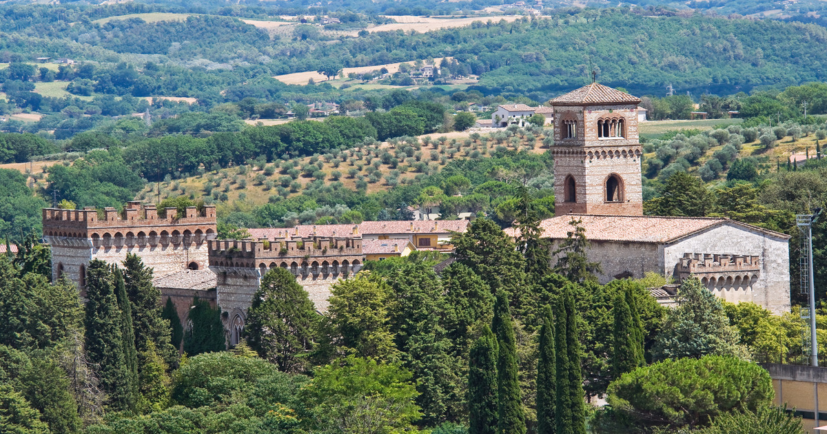 In Umbria c'è un'antica città medievale dove ancora oggi si vivono tradizioni secolari in linea con menestrelli e cavalieri