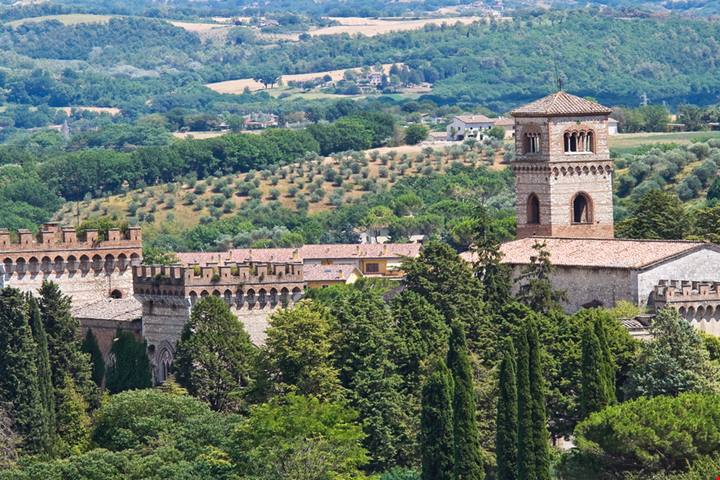 In Umbria c'è un'antica città medievale dove ancora oggi si vivono tradizioni secolari in linea con menestrelli e cavalieri
