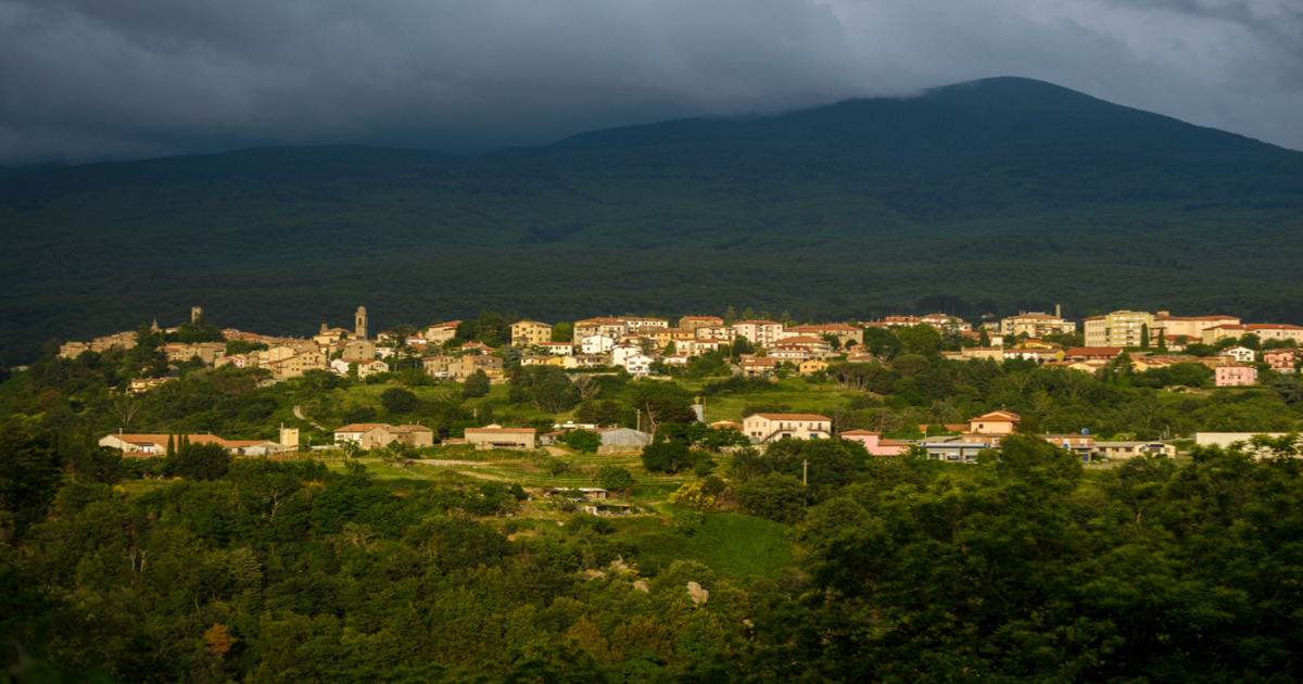 Si trova ai piedi del Monte Amiata ed è uno dei borghi della Toscana che sembra uscito direttamente dal 1400