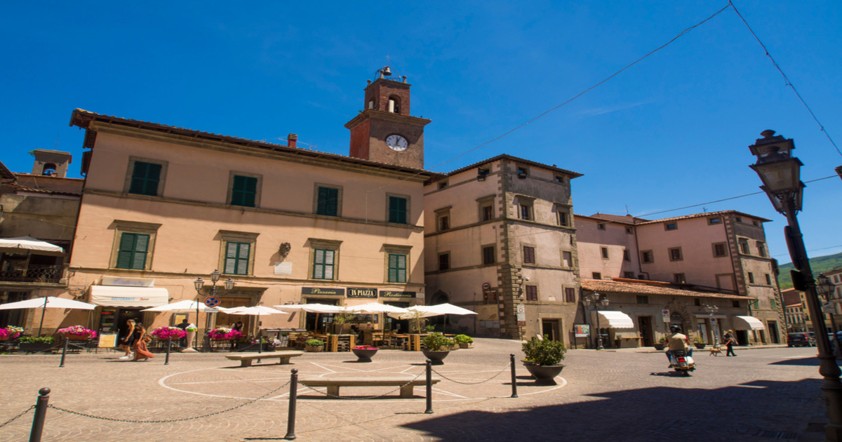 Si trova ai piedi del Monte Amiata ed è uno dei borghi della Toscana che sembra uscito direttamente dal 1400
