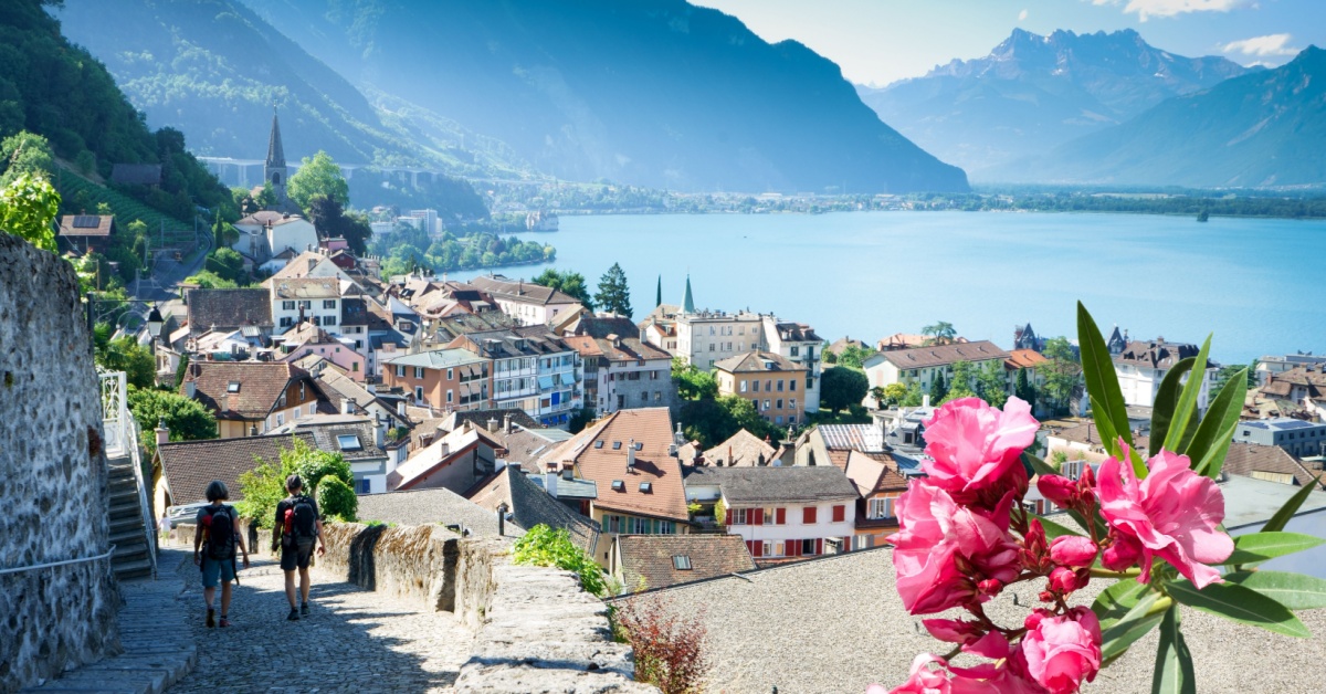 Sulle rive di un lago ai piedi delle Alpi c'è un borgo dall'atmosfera davvero unica: sembra che il suo castello galleggi sull'acqua | PaesiOnLine