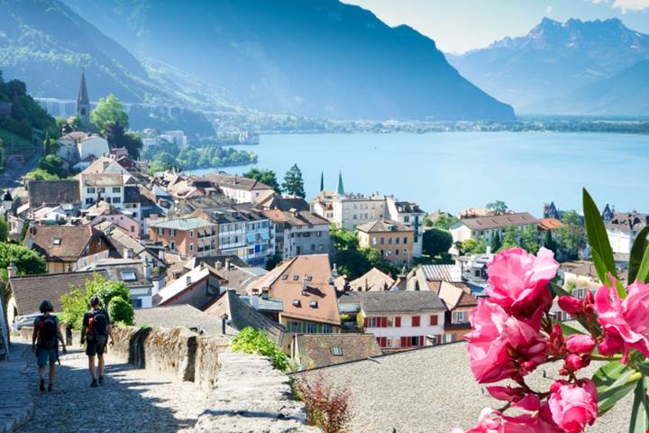 Sulle rive di un lago ai piedi delle Alpi c'è un borgo dall'atmosfera davvero unica: sembra che il suo castello galleggi sull'acqua | PaesiOnLine