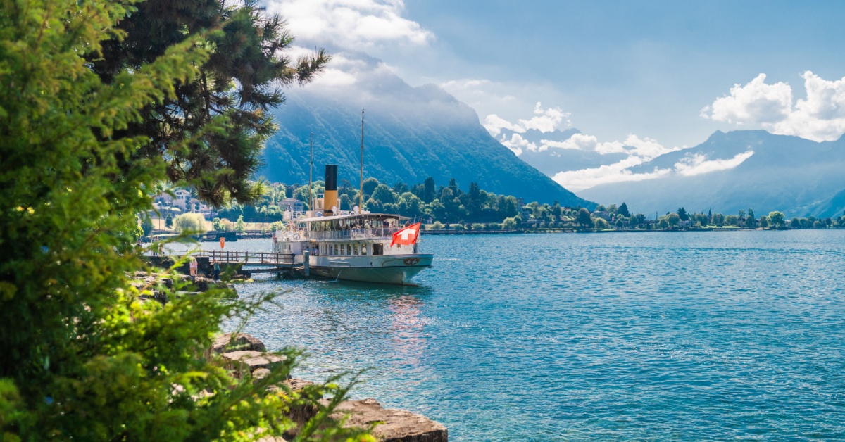 Sulle rive di un lago ai piedi delle Alpi c'è un borgo dall'atmosfera davvero unica: sembra che il suo castello galleggi sull'acqua | PaesiOnLine