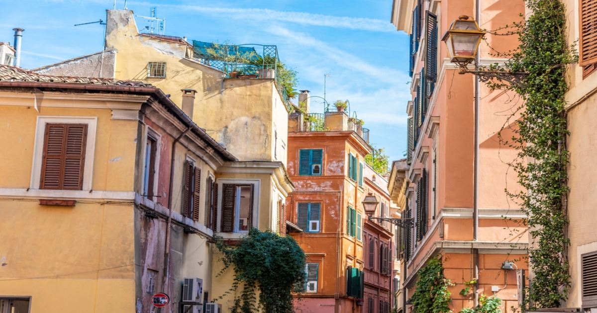 Lo amano da tutto il mondo, ma solo i veri romani lo conoscono davvero: c'è un quartiere a Roma che ti catapulterà in un film di Marcello Mastroianni