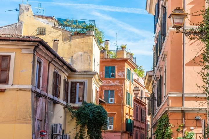 Lo amano da tutto il mondo, ma solo i veri romani lo conoscono davvero: c'è un quartiere a Roma che ti catapulterà in un film di Marcello Mastroianni