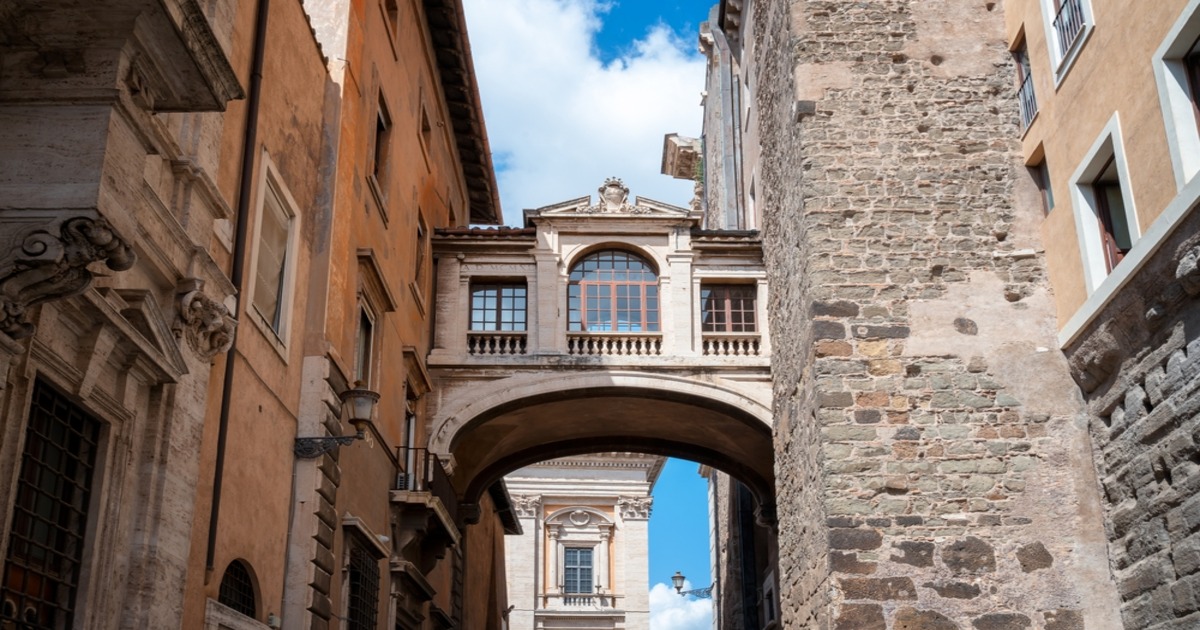 Lo amano da tutto il mondo, ma solo i veri romani lo conoscono davvero: c'è un quartiere a Roma che ti catapulterà in un film di Marcello Mastroianni